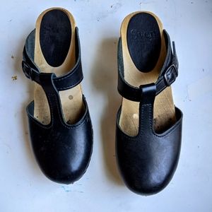 Sven T strap clogs medium heel in black leather